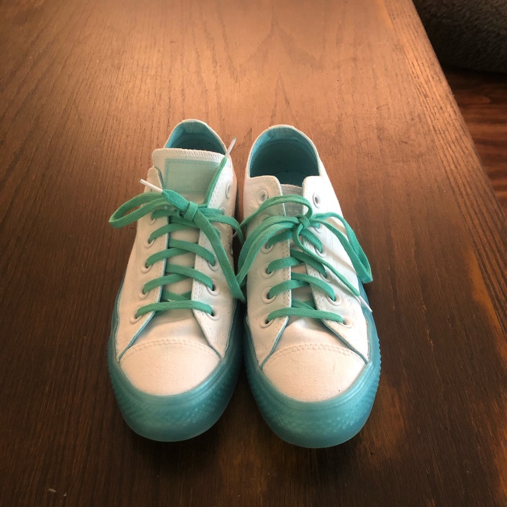 Women’s converse NWOT